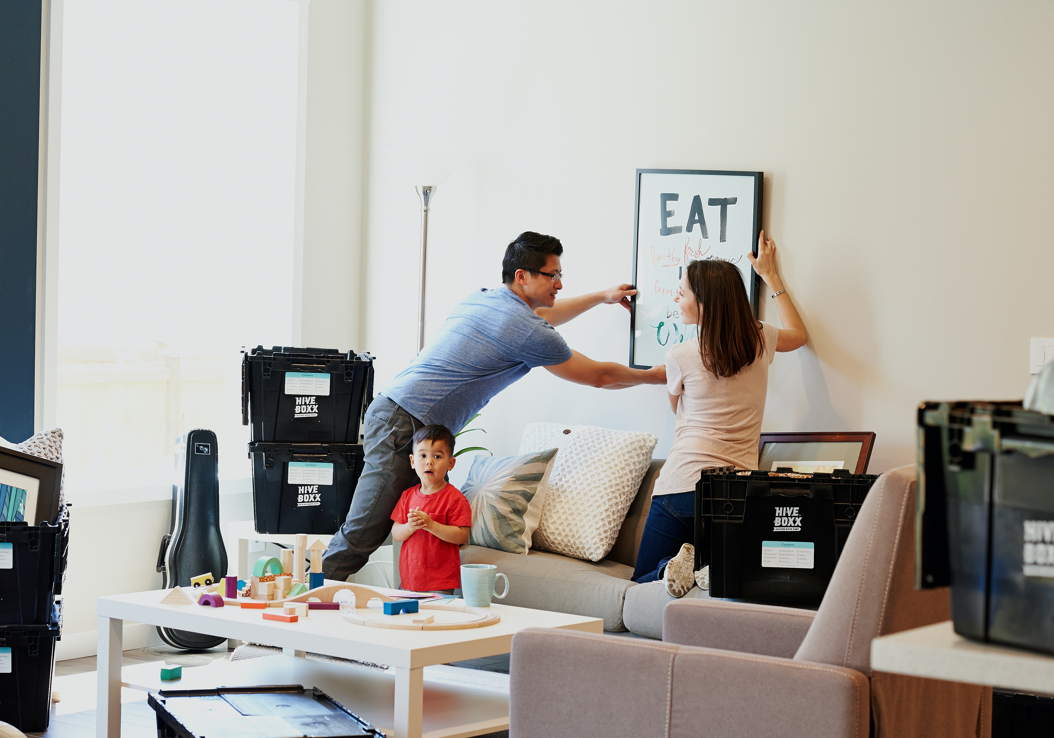 family packing their stuff - foreclosure refinance