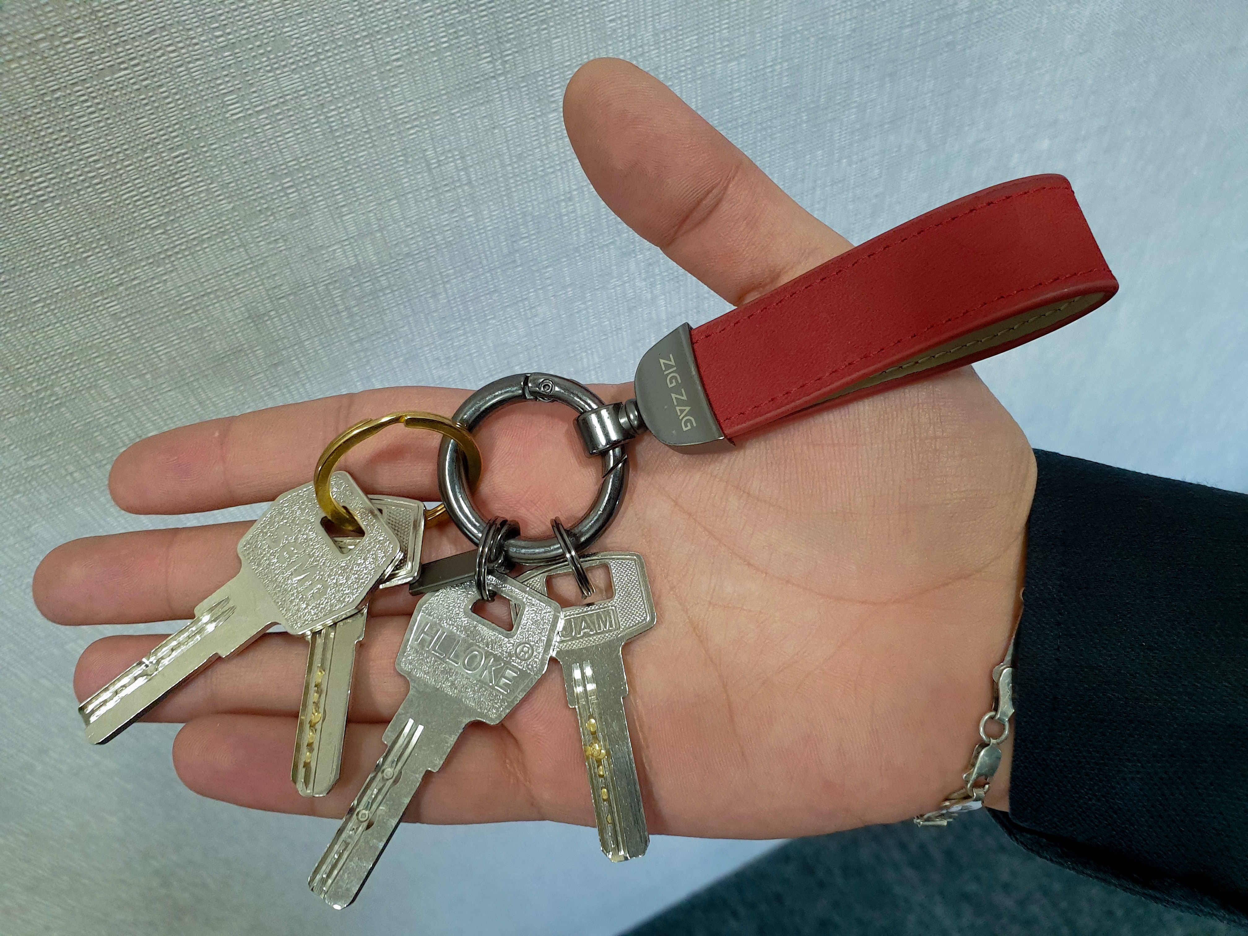 Man holding house keys - foreclosure refinance